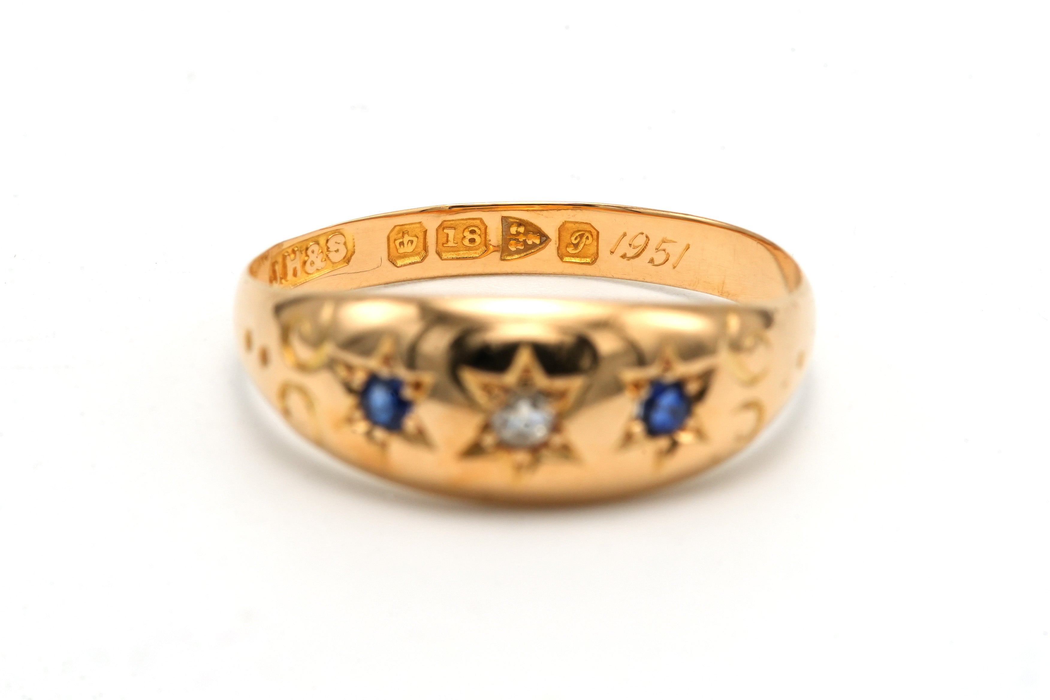 Bague en or jaune, saphirs et diamants