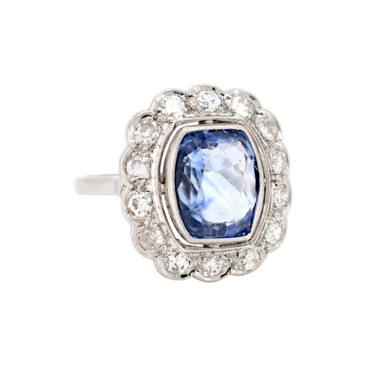 Bague Pompadour en platine, saphir et diamants
