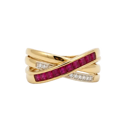 Bague en or jaune, rubis et diamants