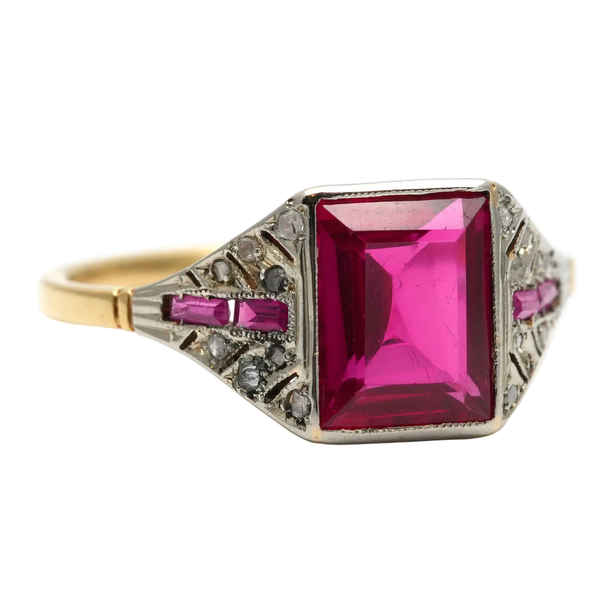 Bague Art Déco en or blanc, or jaune, rubis et diamants