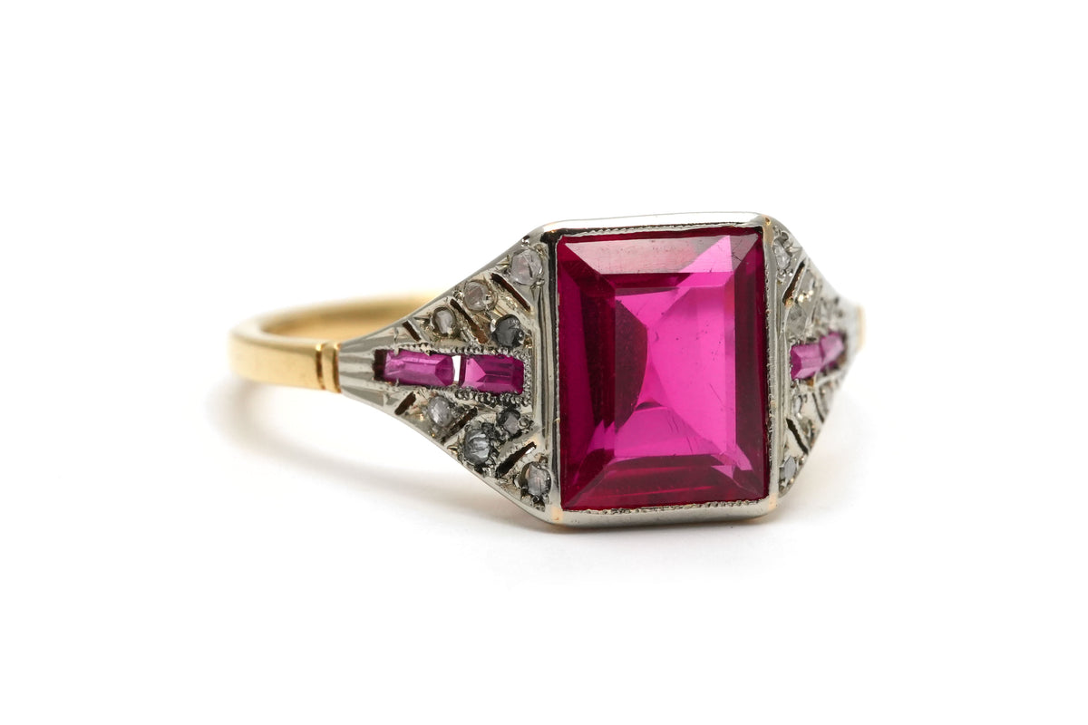Bague Art Déco en or blanc, or jaune, rubis et diamants