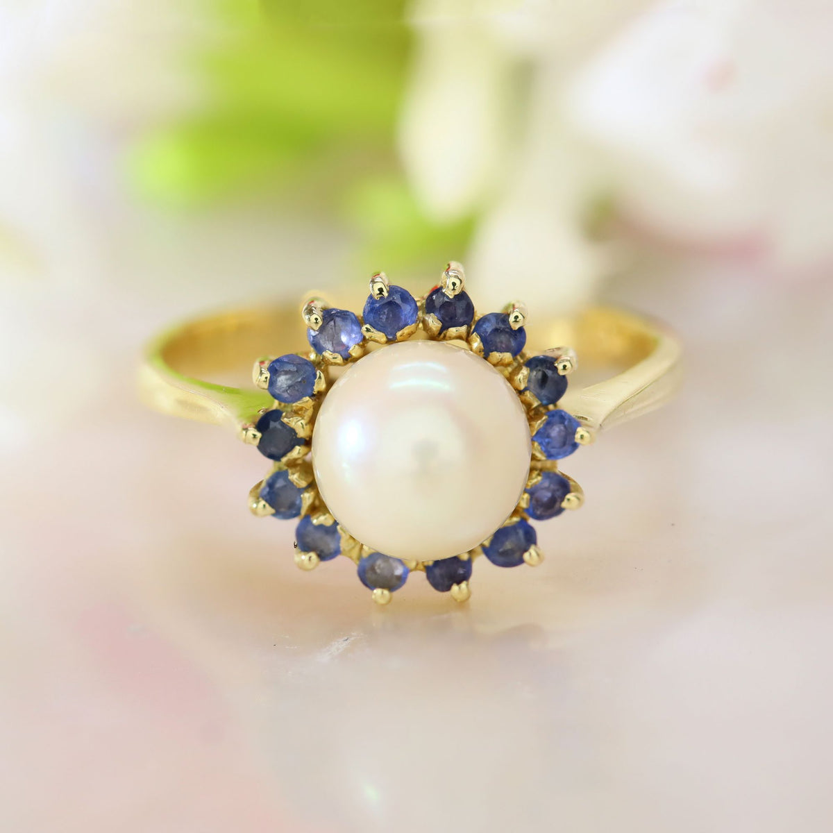Bague Entourage en or jaune, perle et saphirs