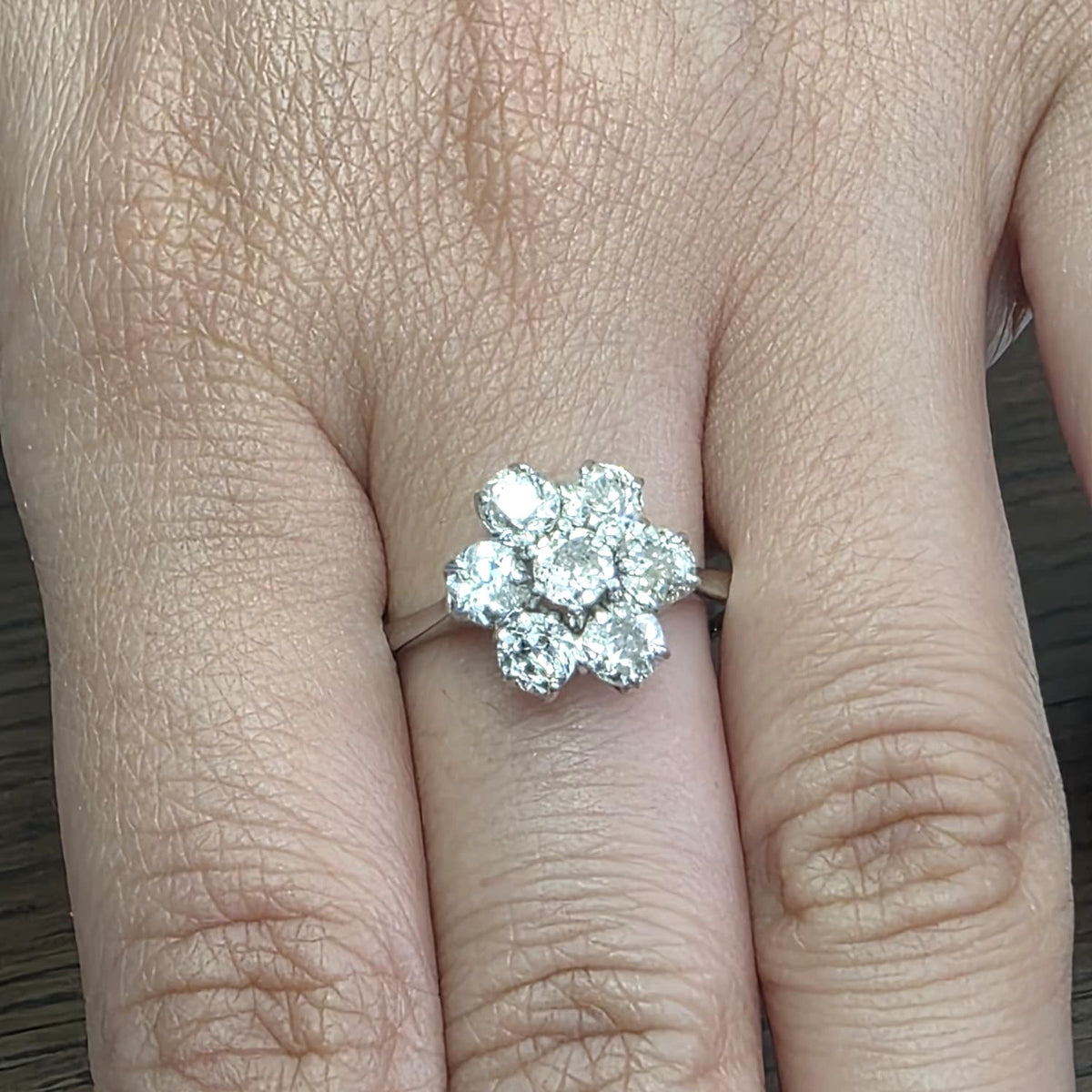 Anello in oro giallo con diamanti