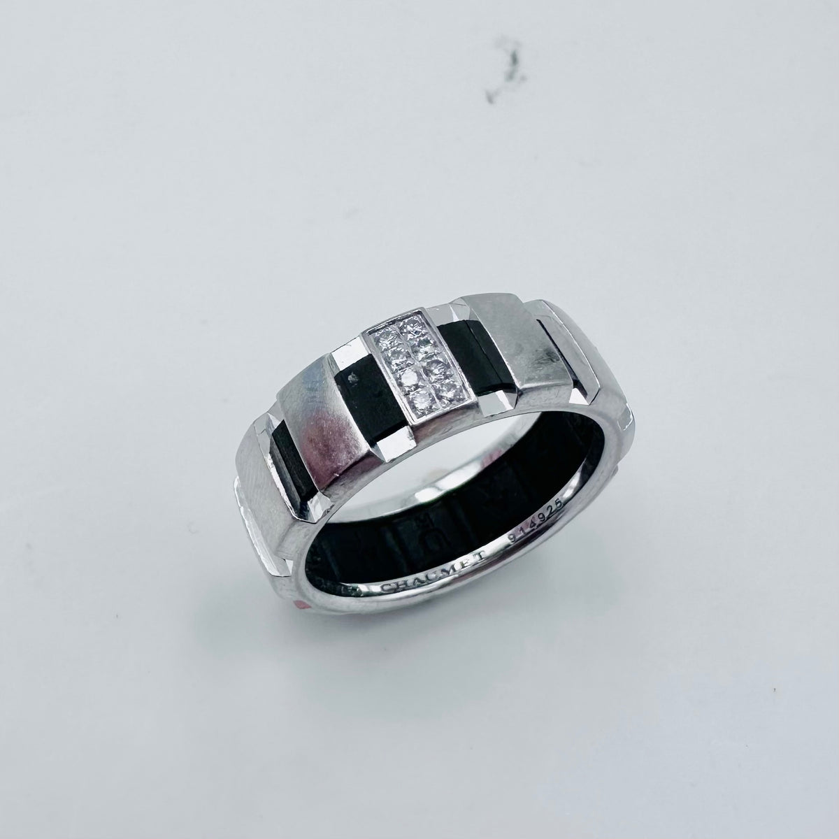 Bague Bandeau CHAUMET "Class One" en or blanc, diamants et caoutchouc