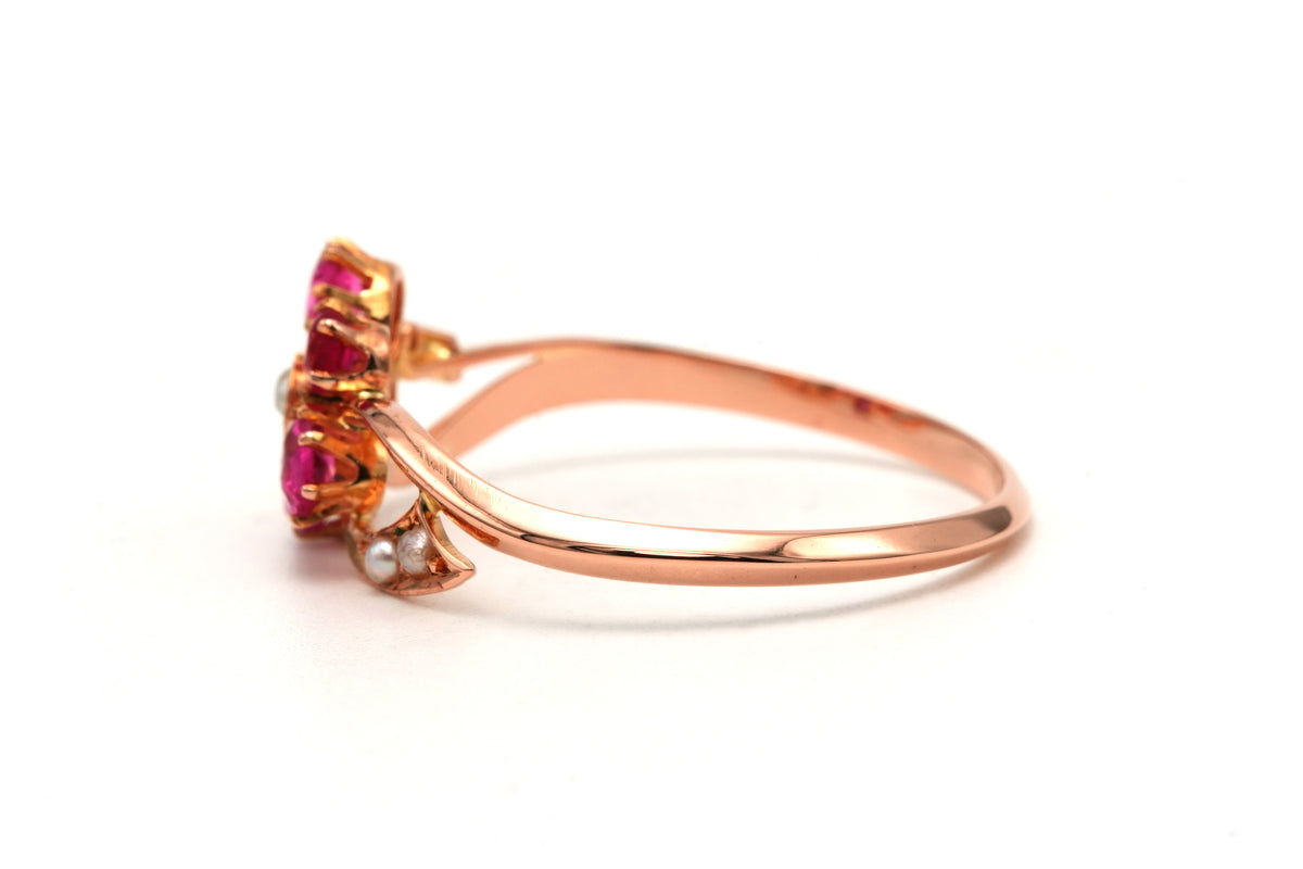 Bague en or jaune, saphirs et perles