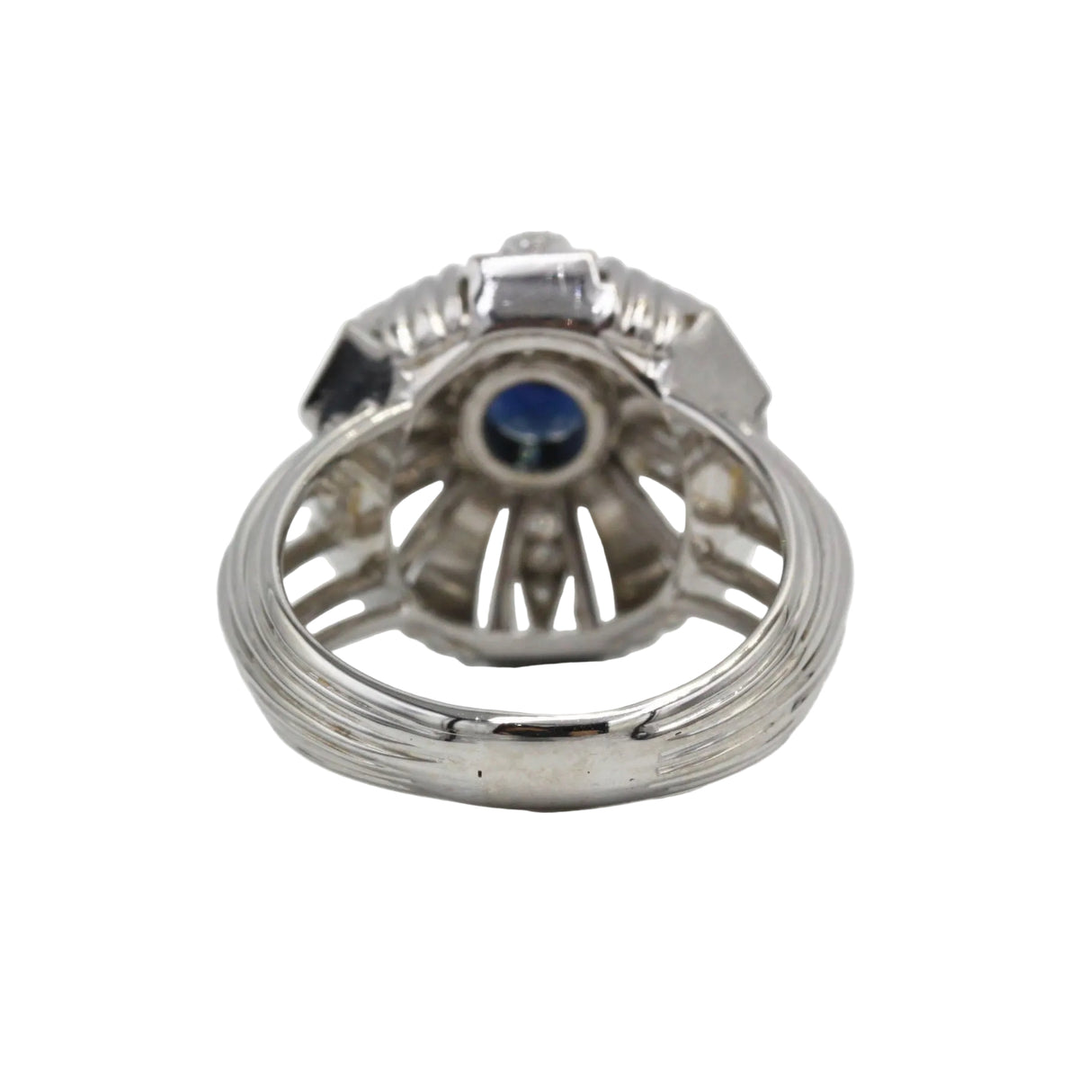 Bague Entourage en or blanc, platine, saphir, et diamants