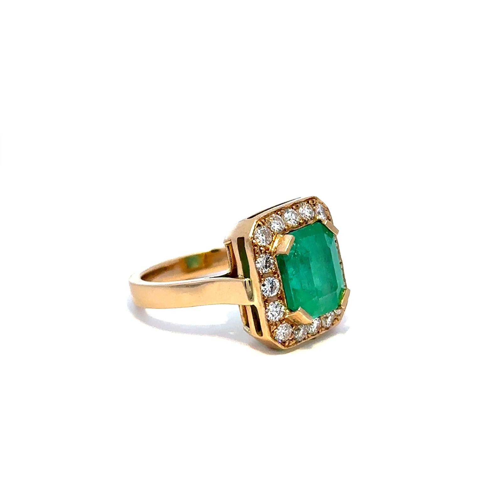 Bague Entourage en or jaune, émeraude et diamants
