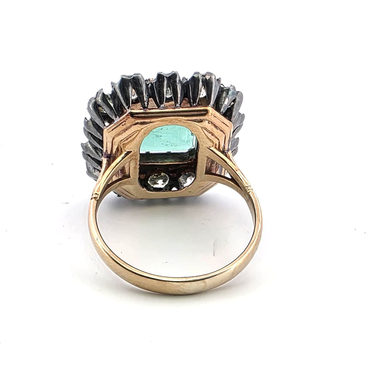 Bague Entourage en or jaune, émeraude et diamants