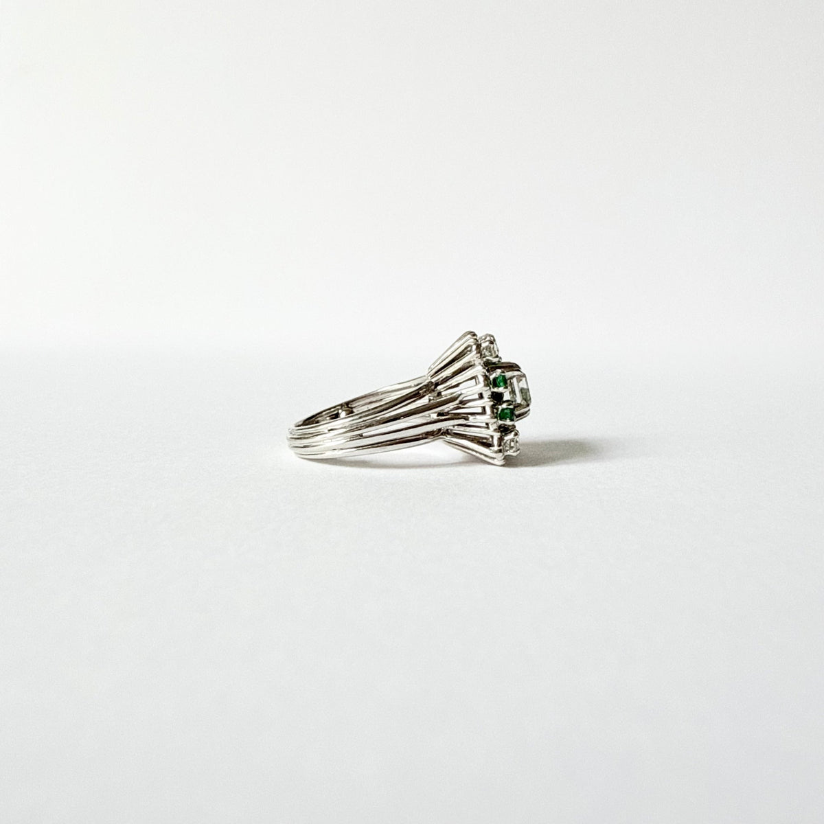 Bague Marguerite en or blanc, émeraudes et diamants