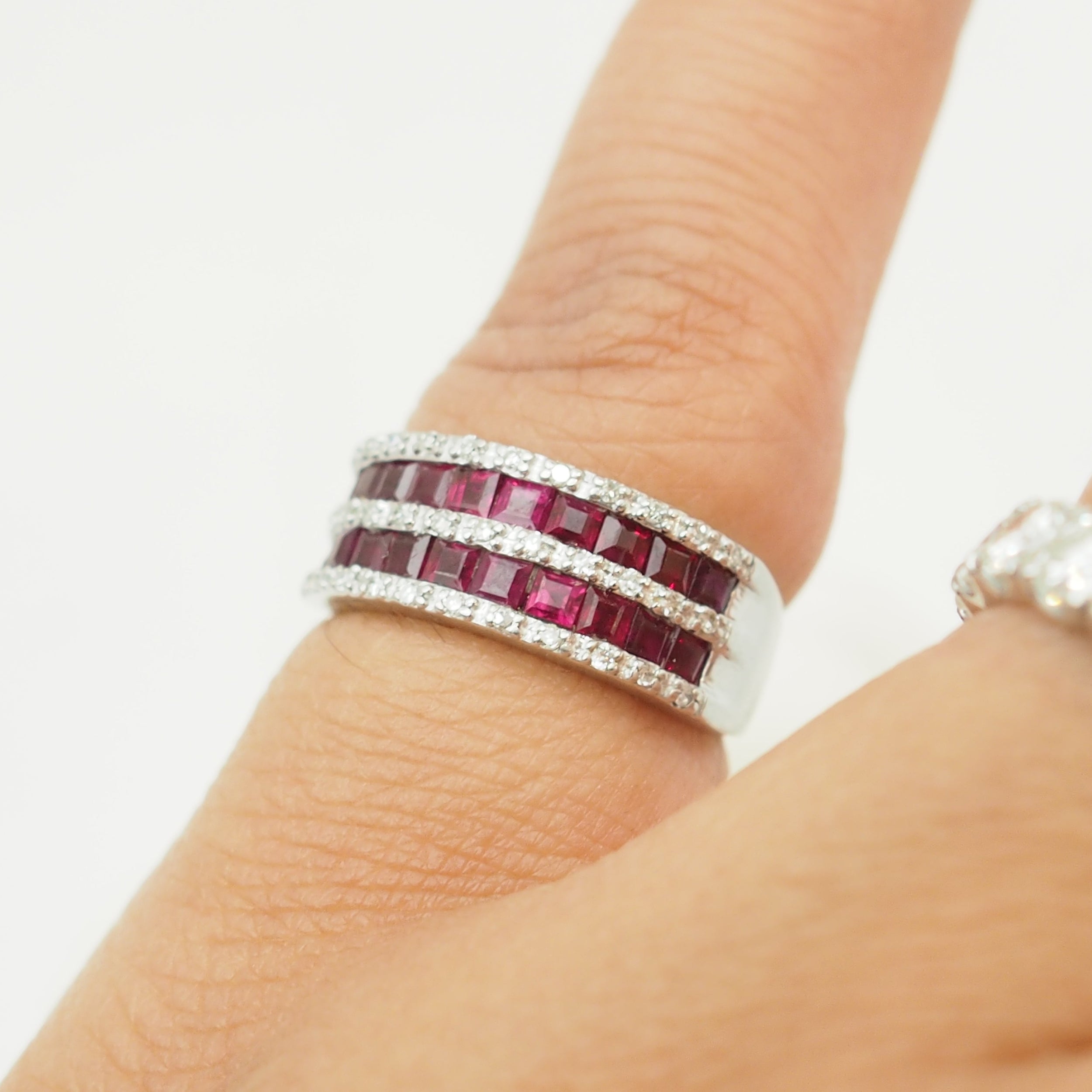 Bague Bandeau en or blanc, rubis, et diamants
