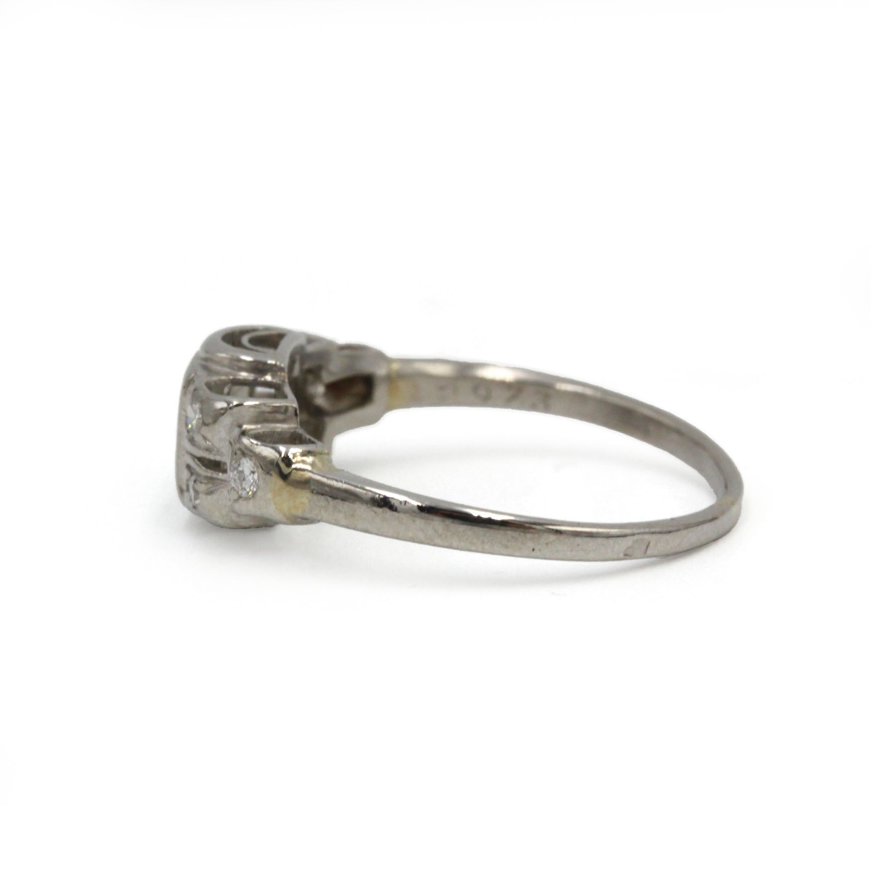Bague Art Déco en platine et diamants