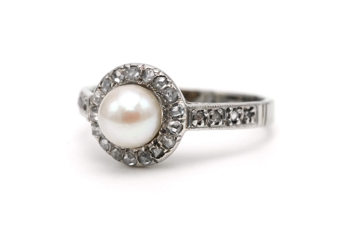 Bague Entourage en or blanc, perle et diamants