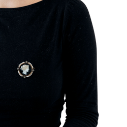 Broche Camée en or jaune, argent, calcédoine, perles et diamants