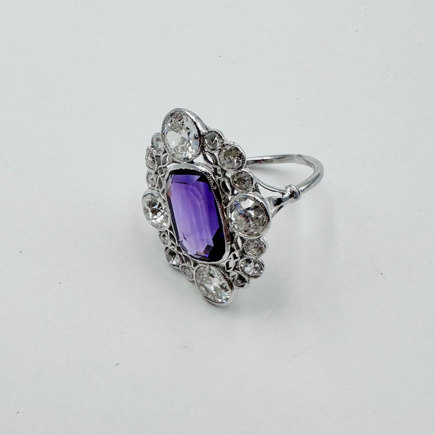 Bague Pompadour en platine, améthyste et diamants