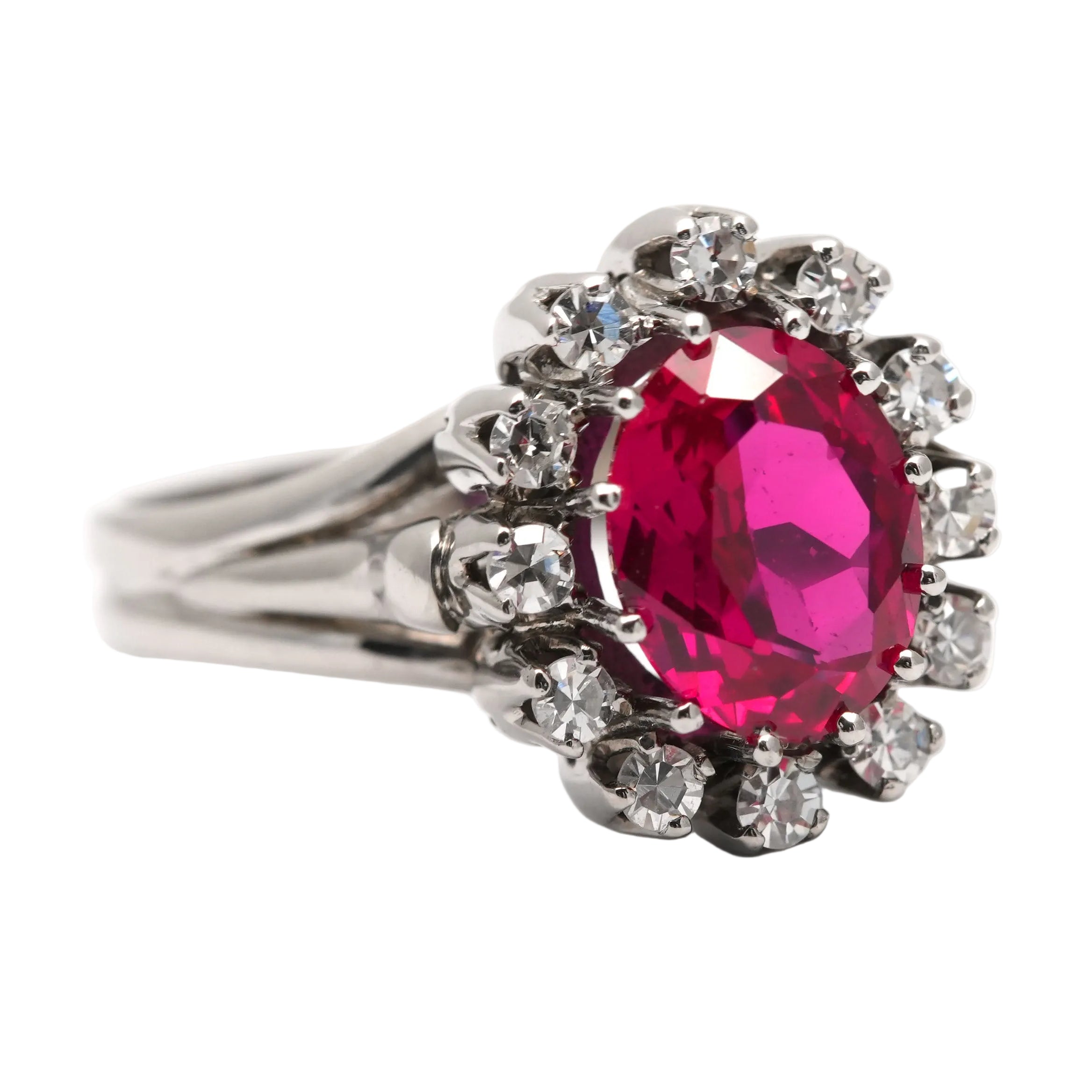 Bague Entourage en or blanc, rubis et diamants