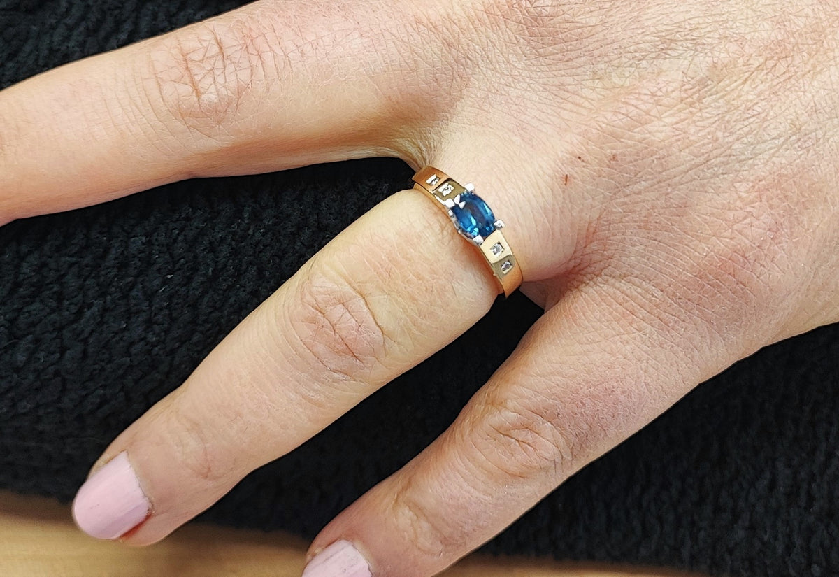 Bague en or jaune, saphir, et diamants