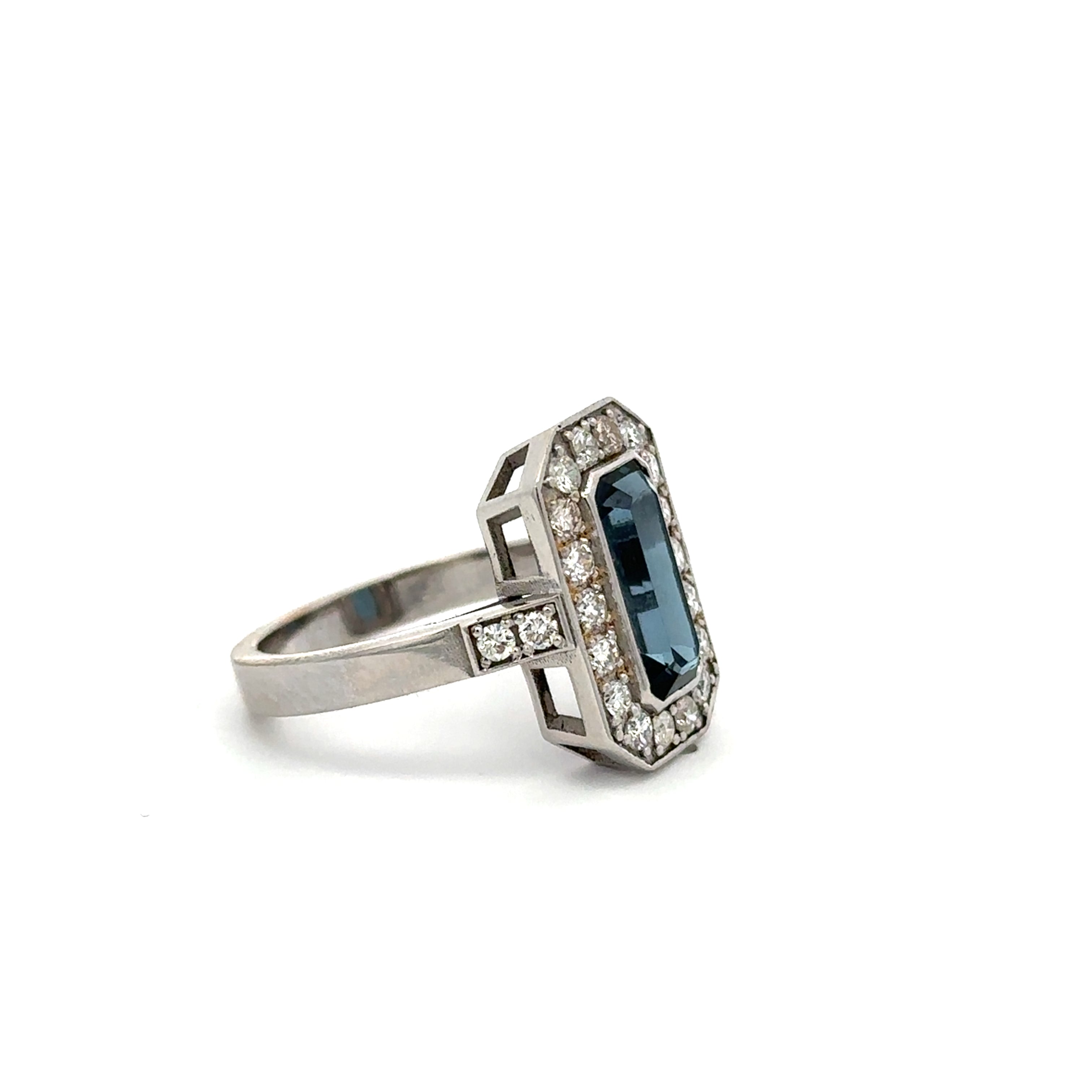 Bague Entourage en or blanc, topaze et diamants