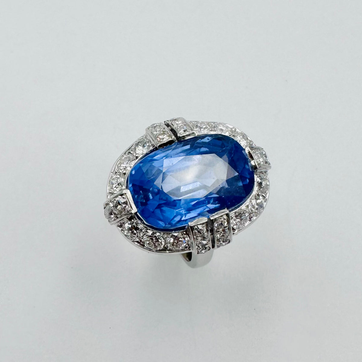 Bague Entourage en platine, saphir et diamants