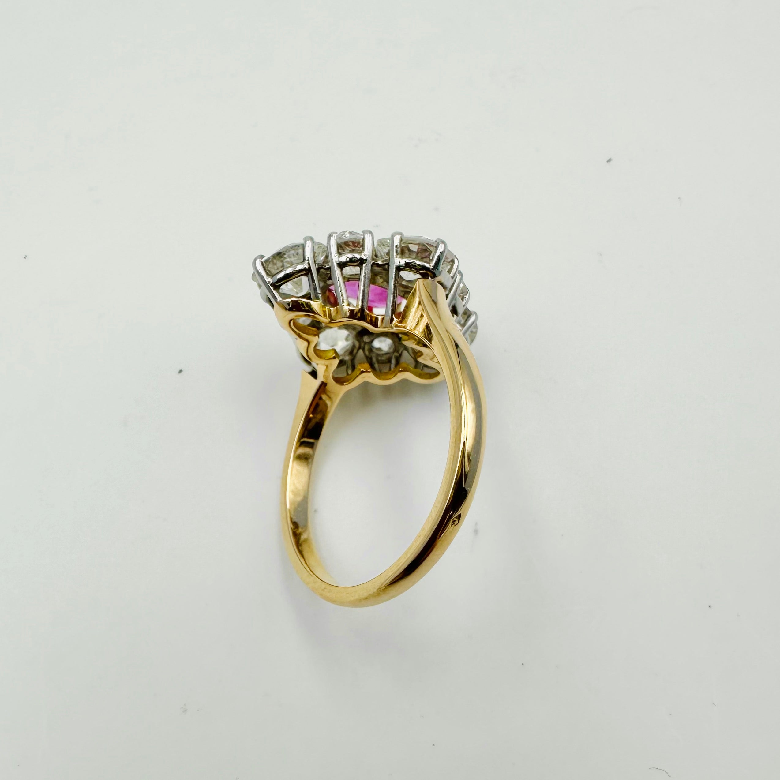 Bague Marquise en or jaune, saphir et diamants