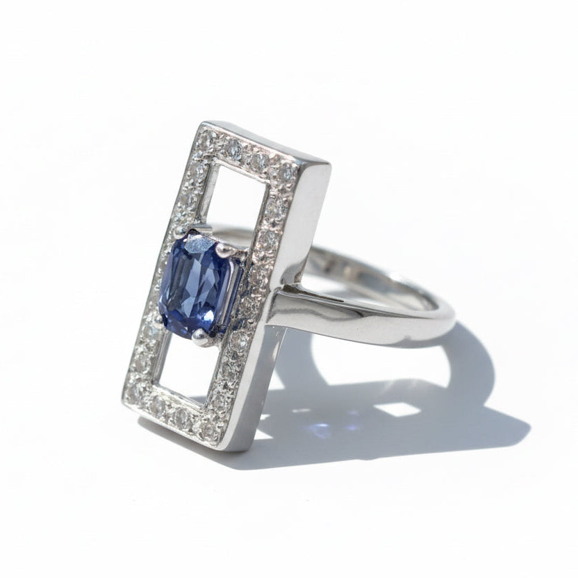Bague rectangulaire en or blanc, saphir 1,07 carats et Diamants