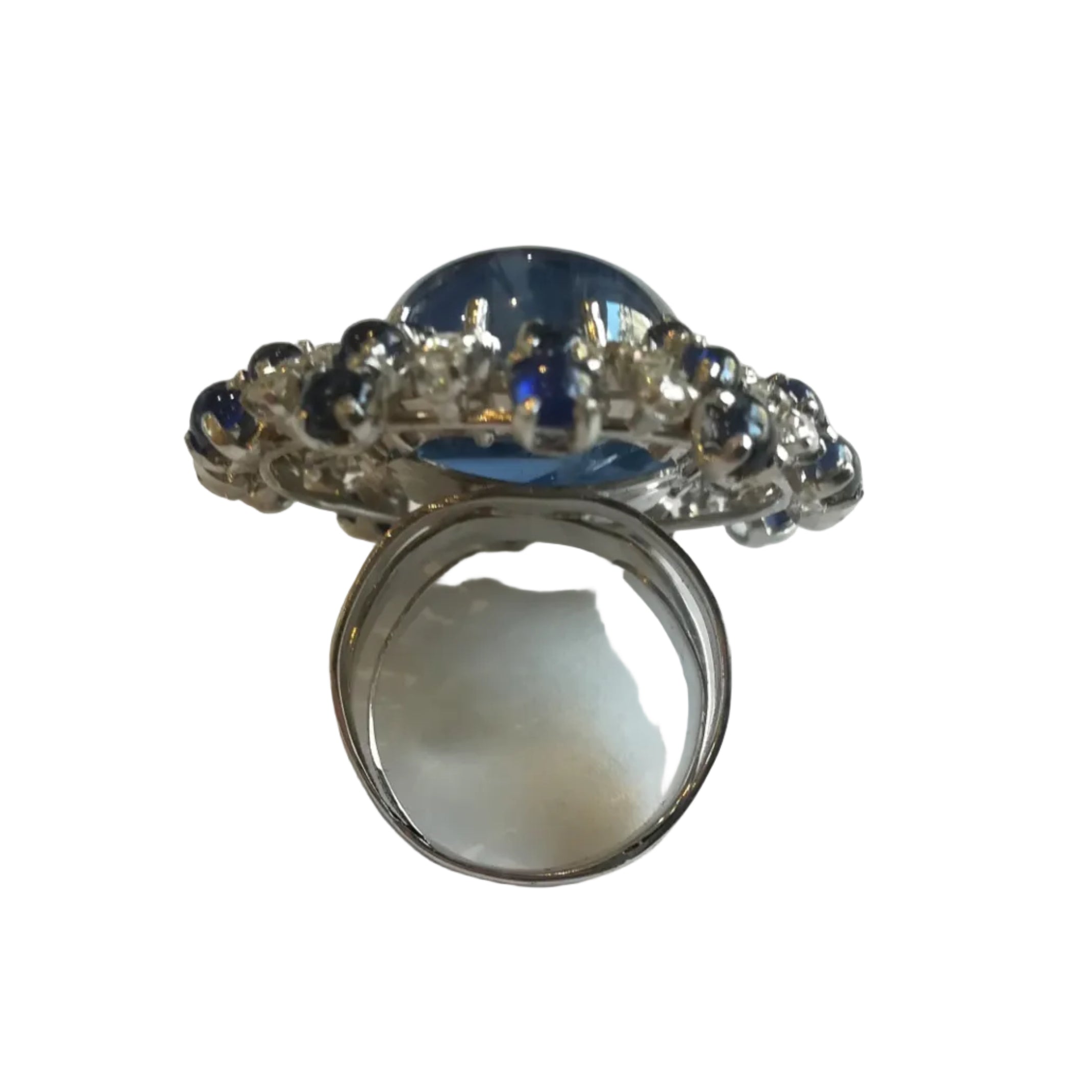 Bague Cocktail en or blanc, saphirs et diamants