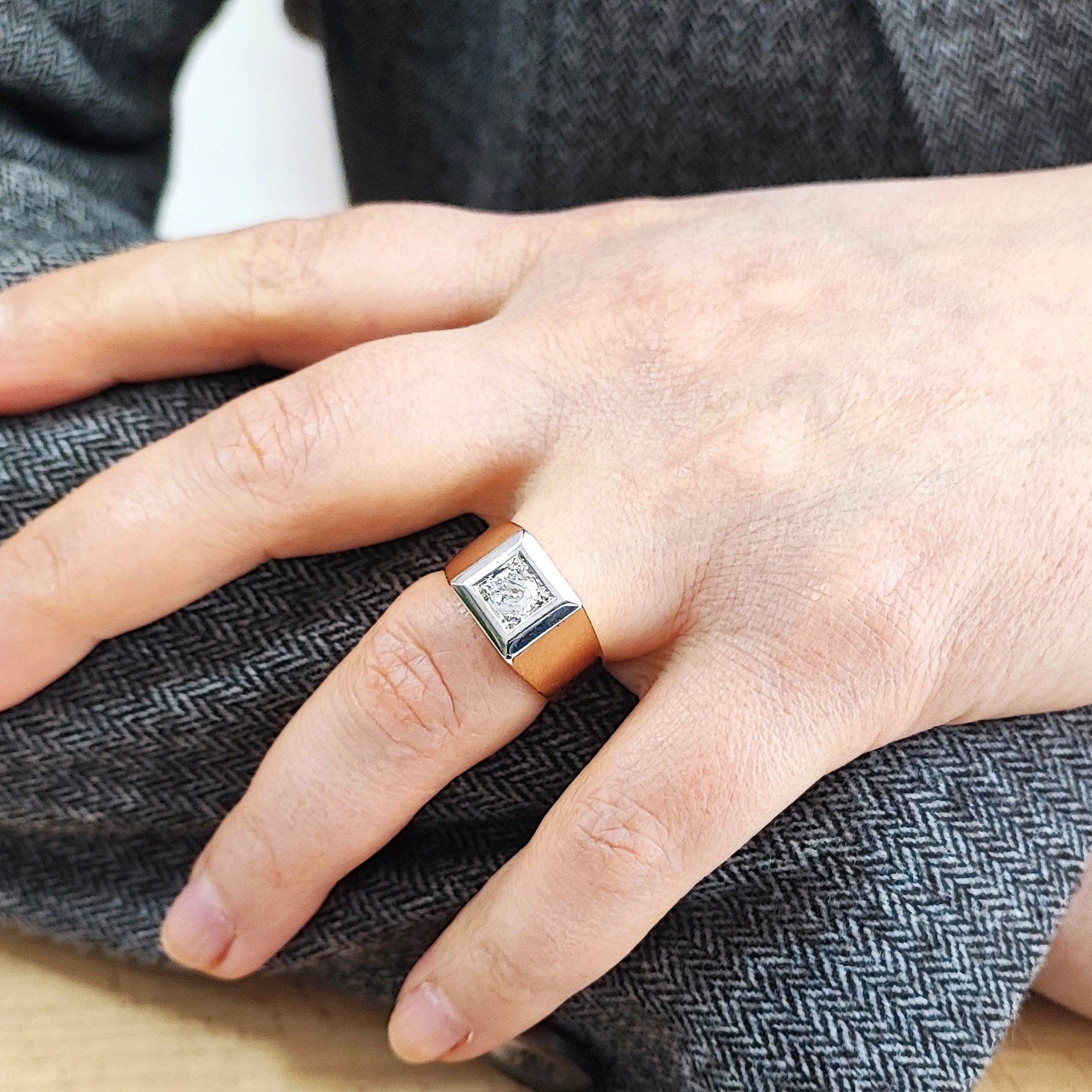 Bague Chevalière en or jaune, platine et diamant