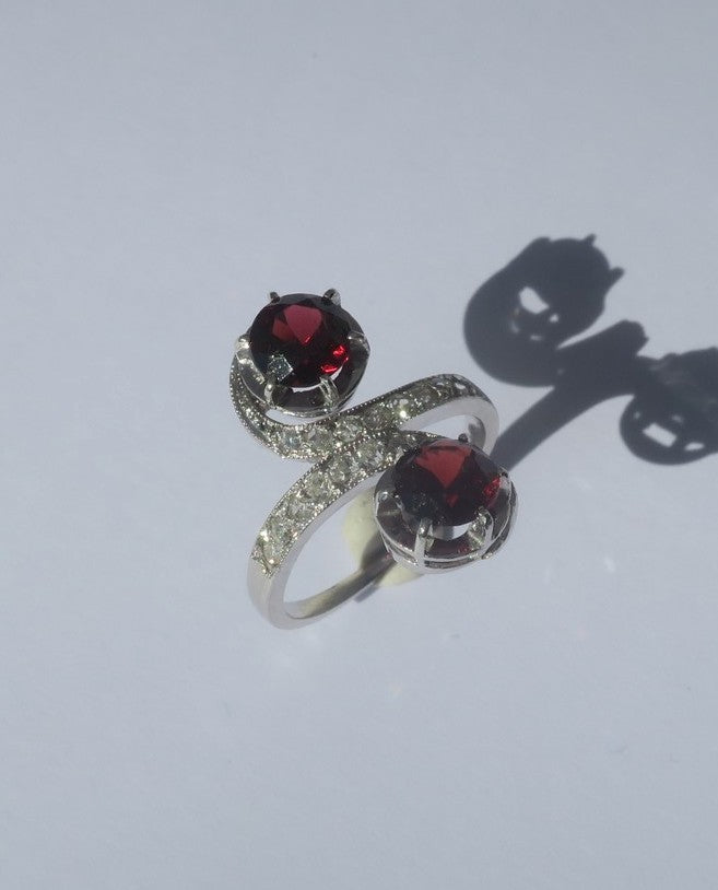 Bague Toi et Moi tourbillons XIXe Grenats Diamants Platine