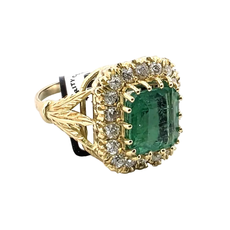 Bague Entourage en or jaune, émeraude et diamants