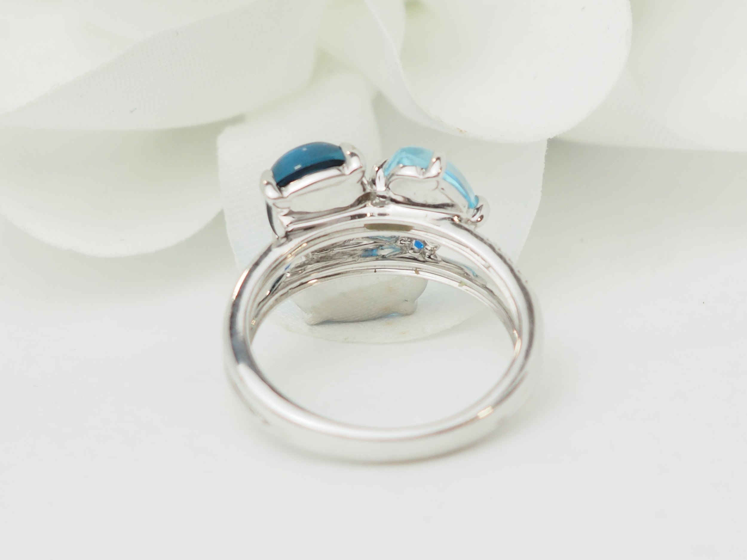 Bague Trilogie en or blanc, aigue-marine, topazes et diamants
