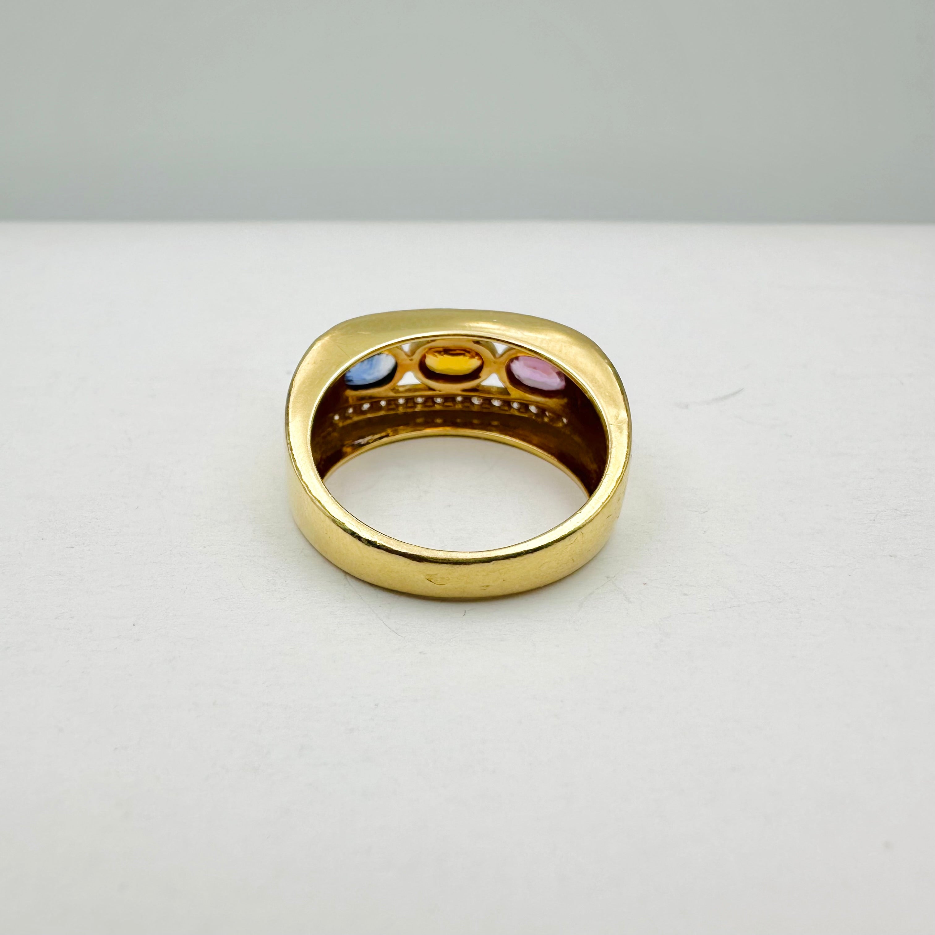 Bague Jonc en or jaune, saphirs et diamants