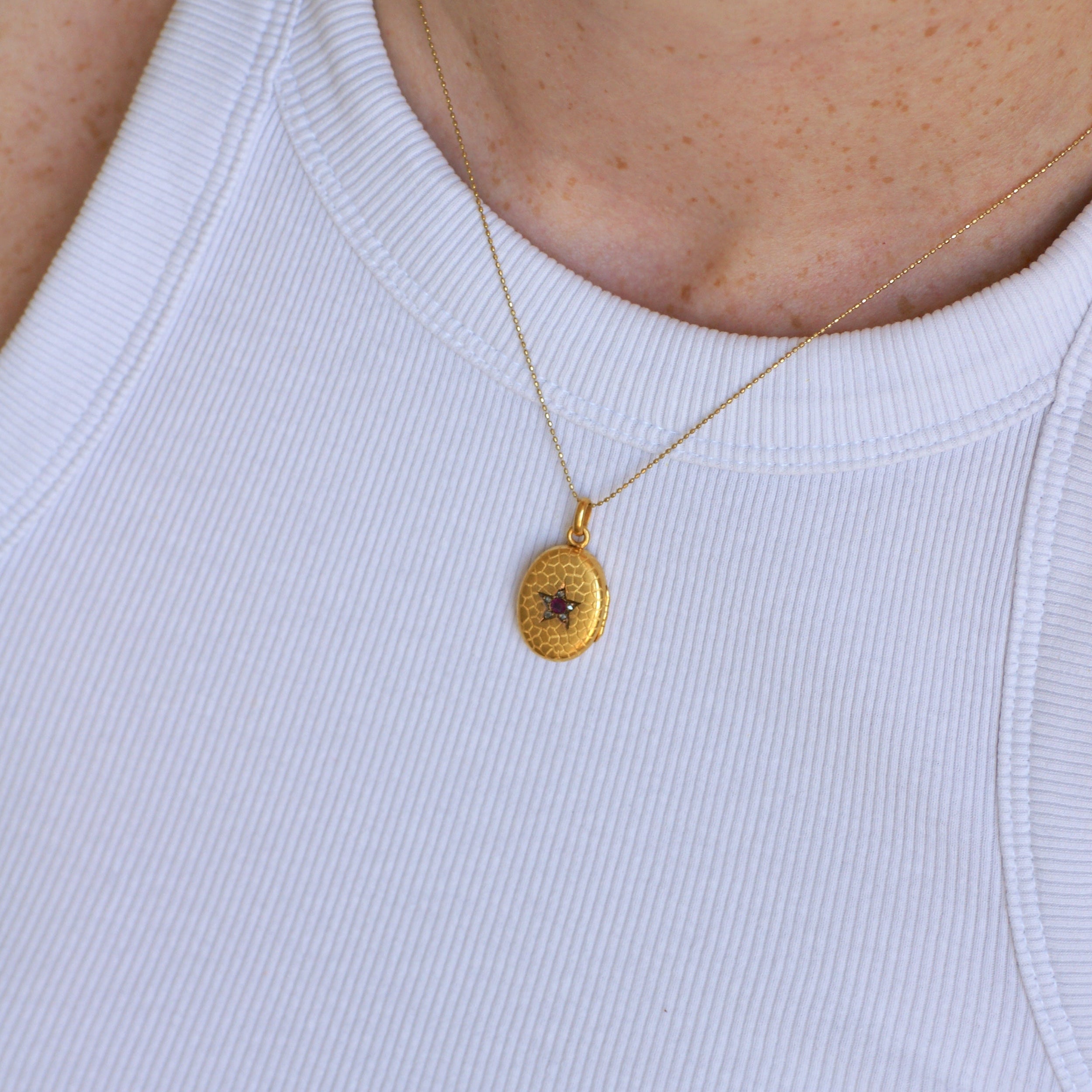 Pendentif en or jaune, rubis, saphirs et diamants
