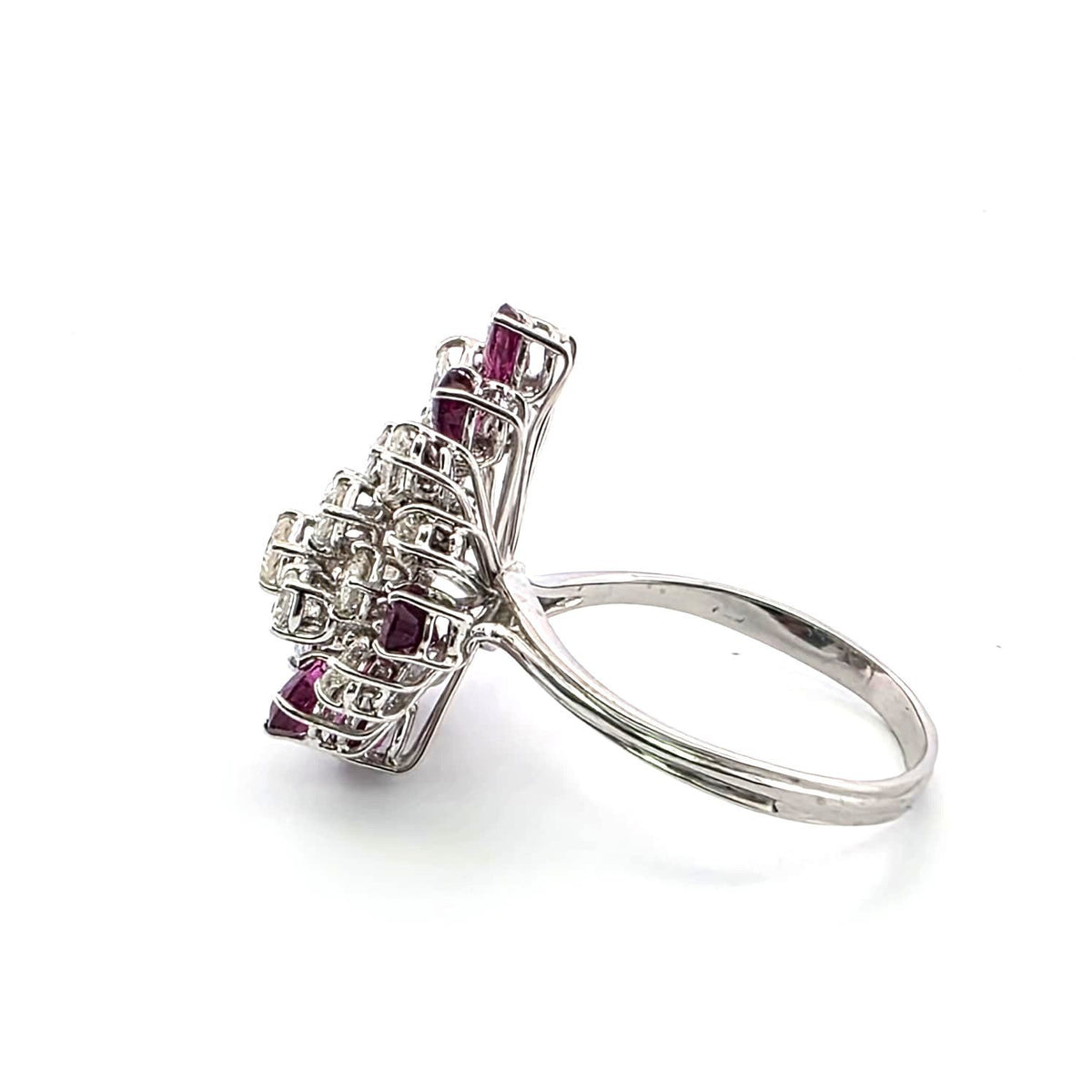 Bague Marguerite en or blanc, rubis et diamants