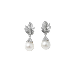 Boucles d’oreilles en or blanc, perles, et diamants