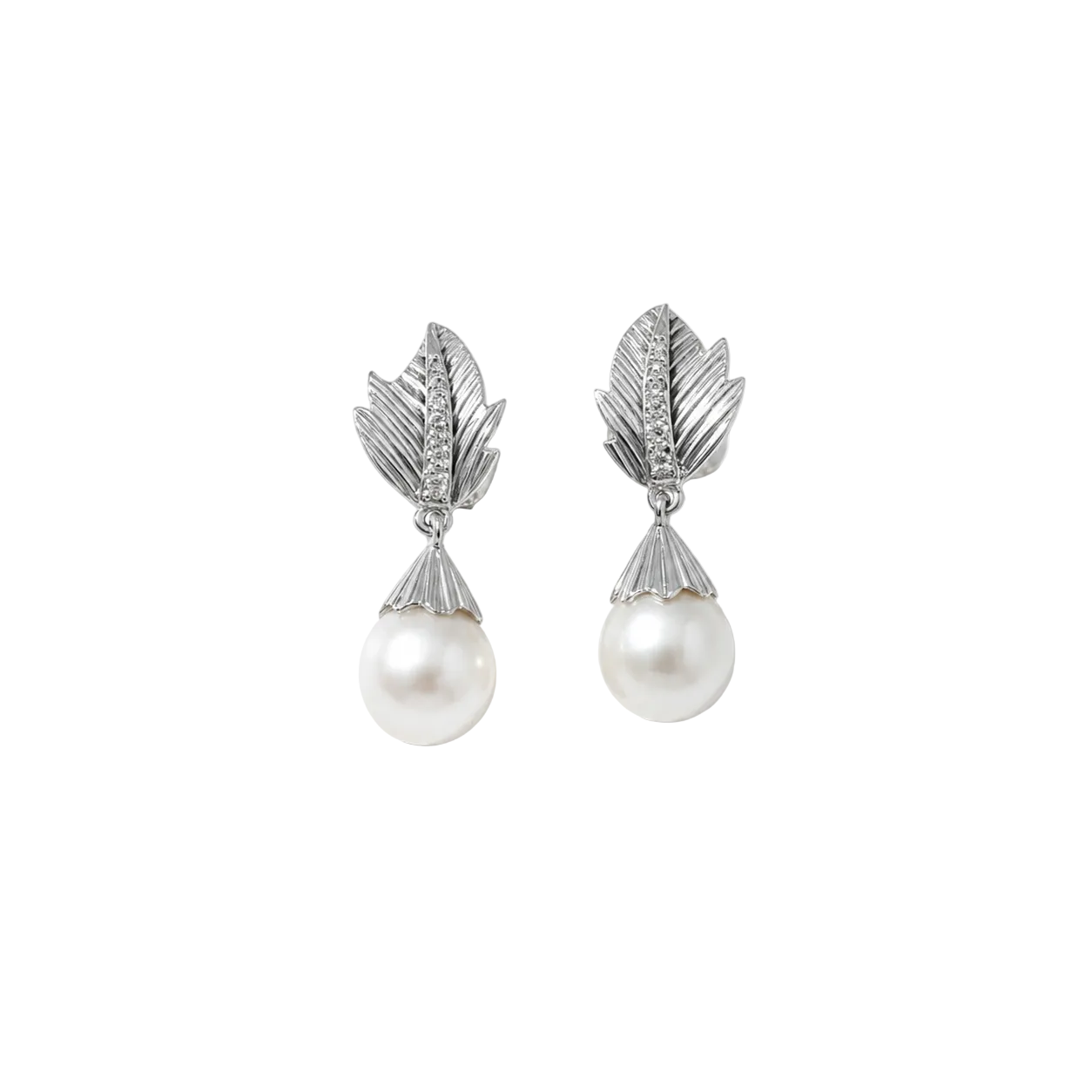 Boucles d’oreilles en or blanc, perles, et diamants