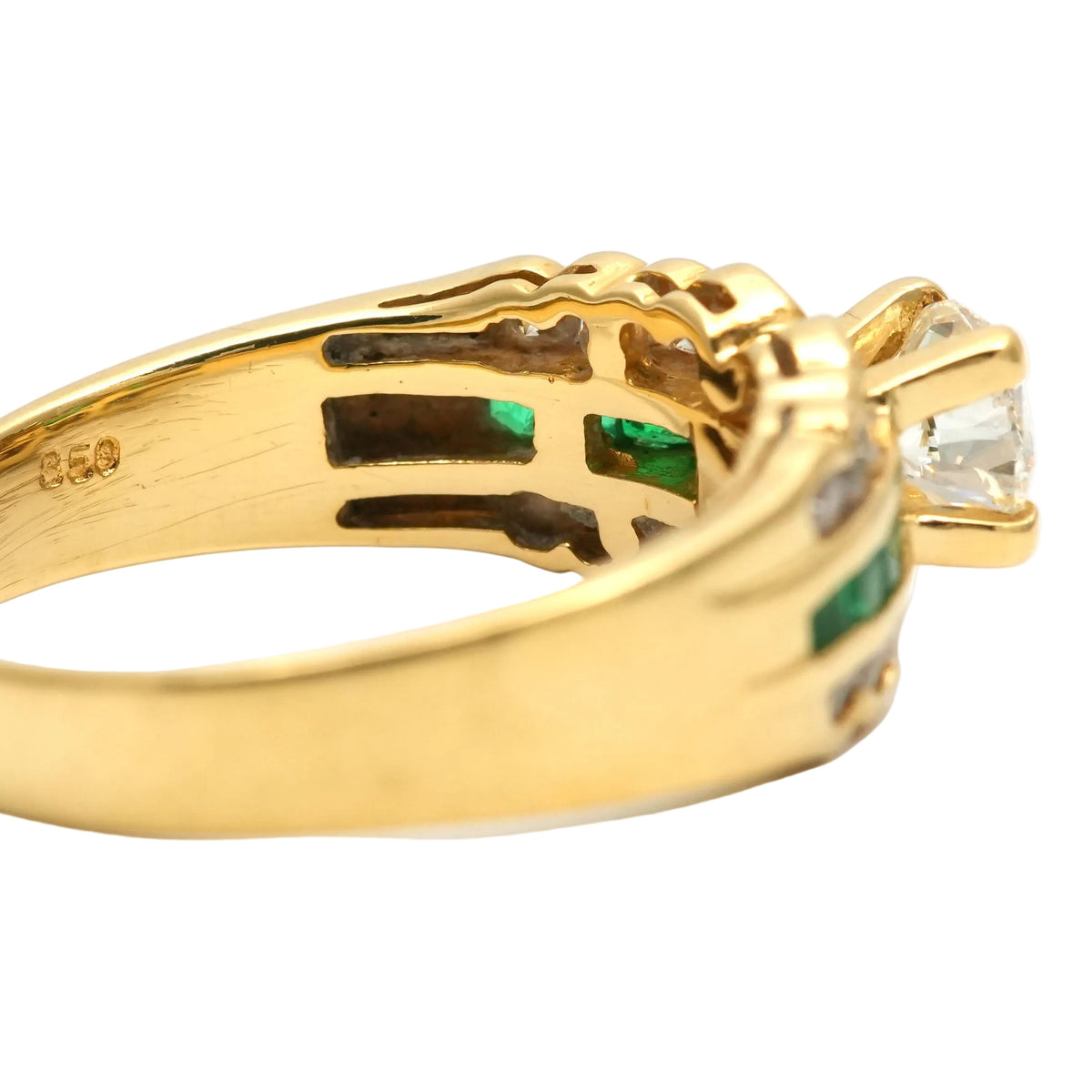 Bague Bandeau en or jaune, émeraudes et diamants