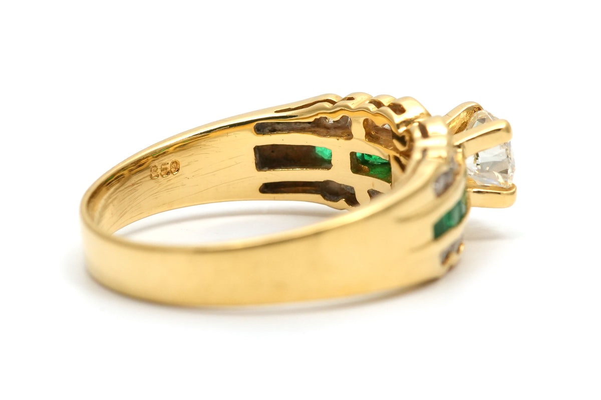 Bague Bandeau en or jaune, émeraudes et diamants