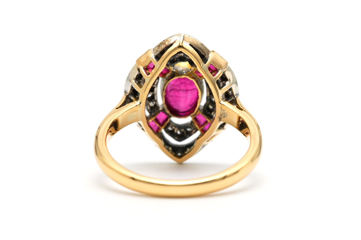 Bague Marquise en or jaune, rubis et diamants