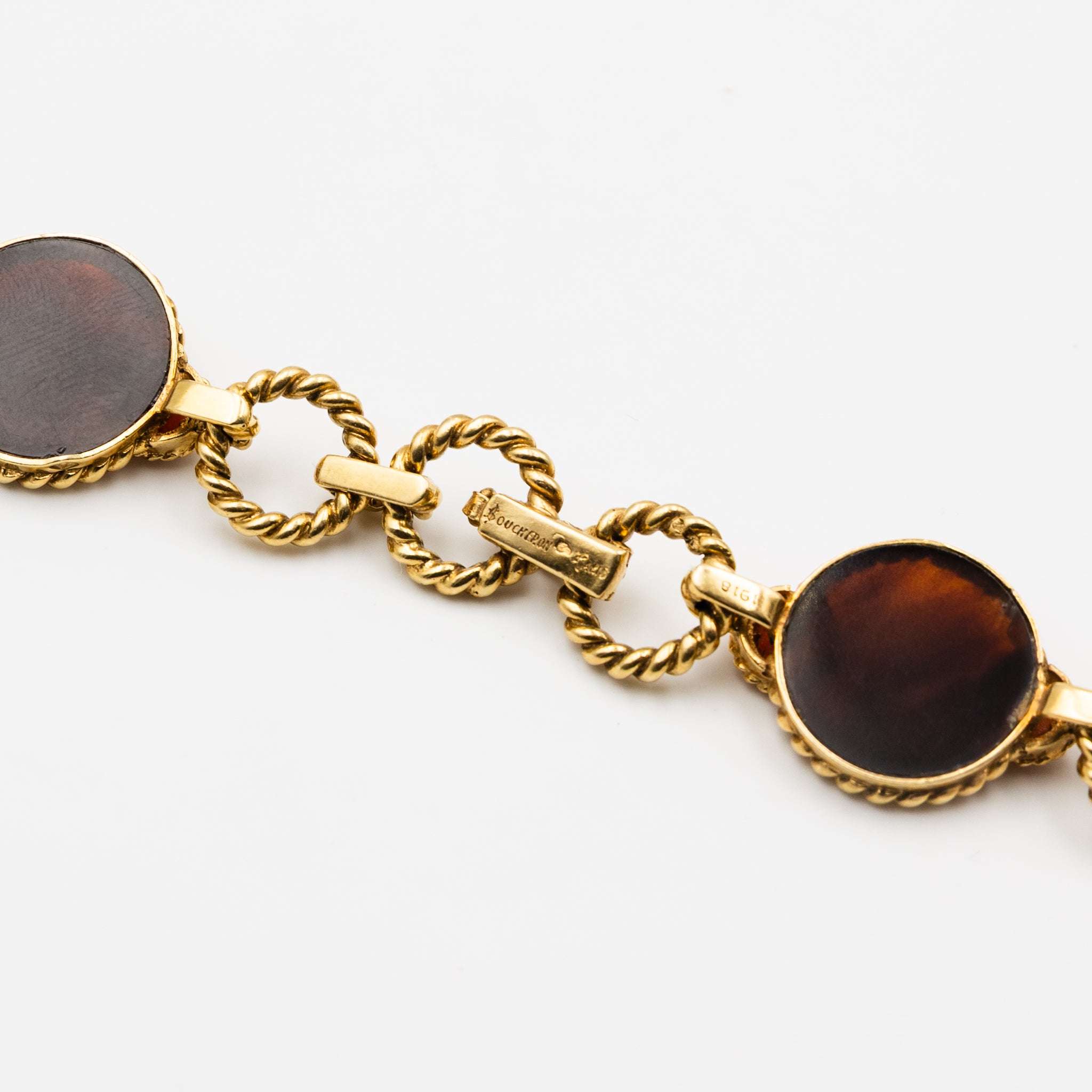 Collier Pendentif BOUCHERON en or jaune et corail