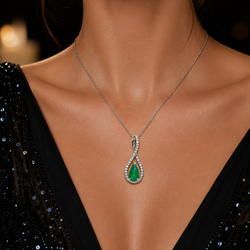 Pendentif en or blanc, émeraude et diamants