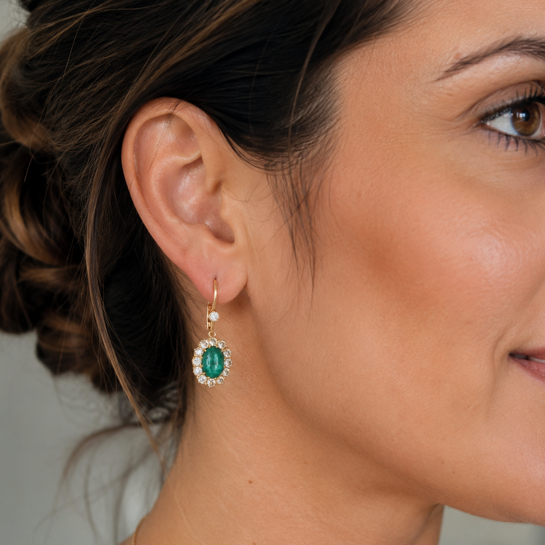 Boucles d'oreilles Pendantes en or jaune, émeraudes et diamants