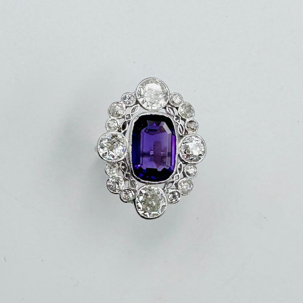 Bague Pompadour en platine, améthyste et diamants