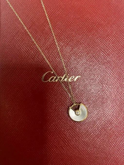 Collier Pendentif CARTIER Amulette en or blanc, nacre et diamant