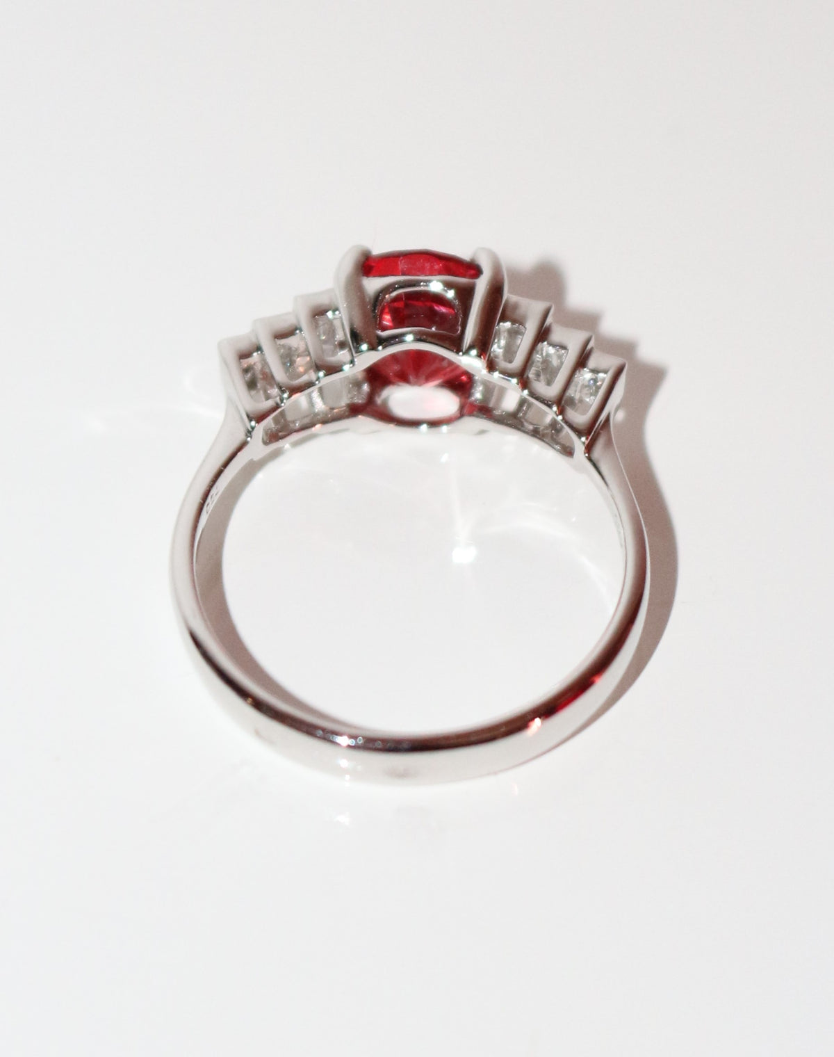 Bague en or blanc, spinelle, et diamants