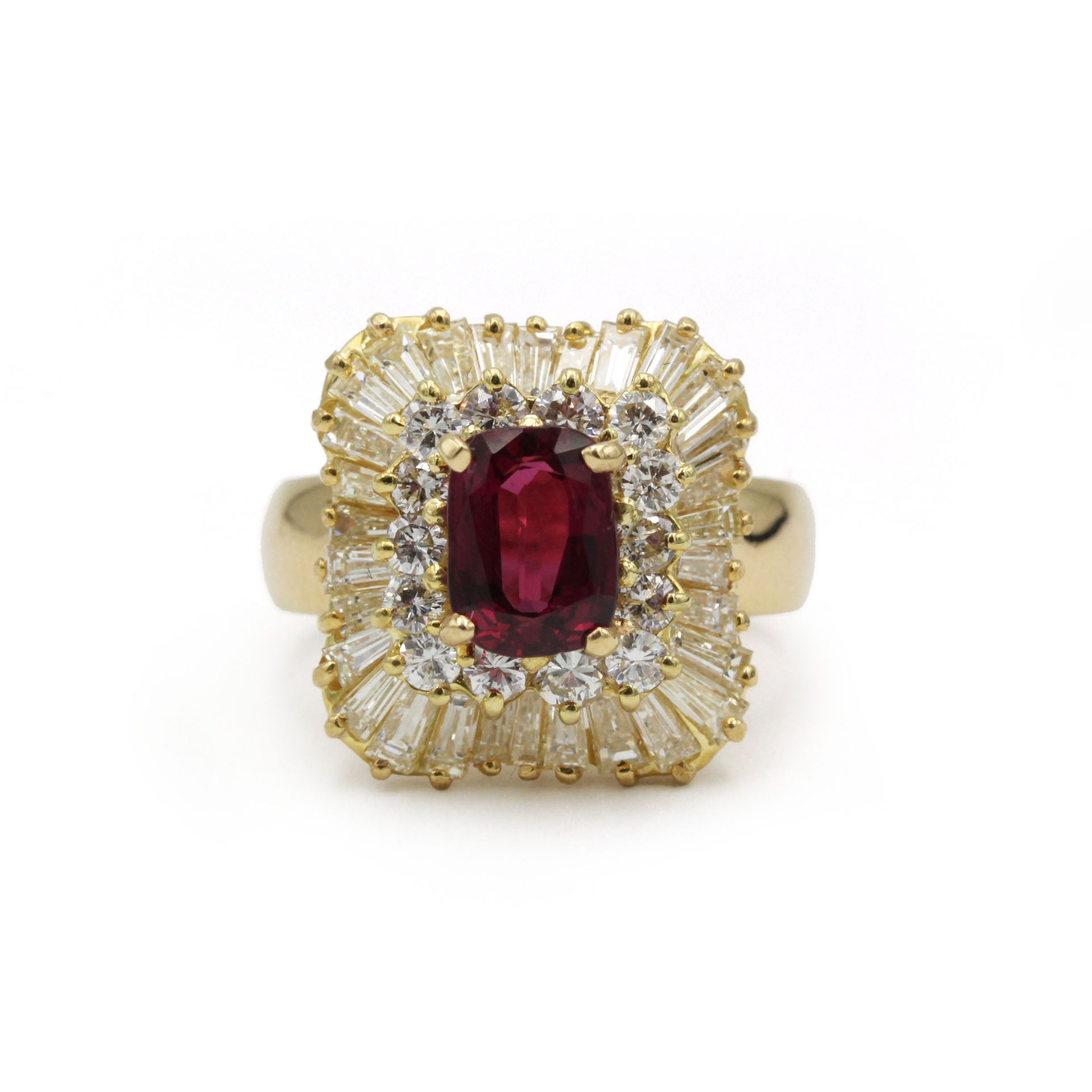 Bague Entourage en or jaune, rubis et diamants