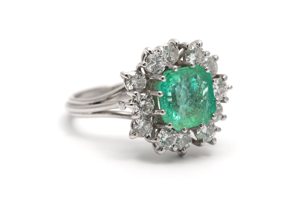 Bague Entourage en or blanc, émeraude et diamants