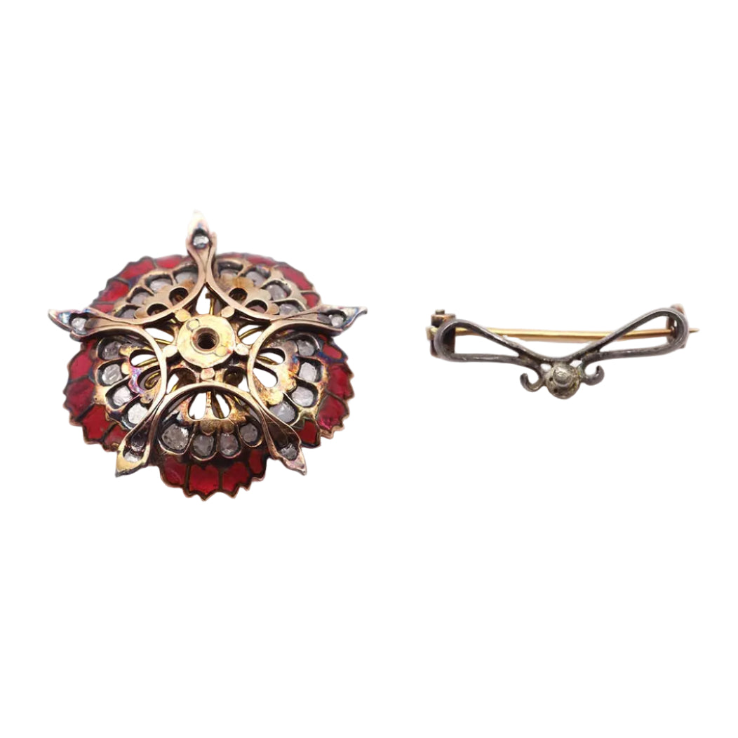 broche Épingle en or jaune, argent, émail et diamants.