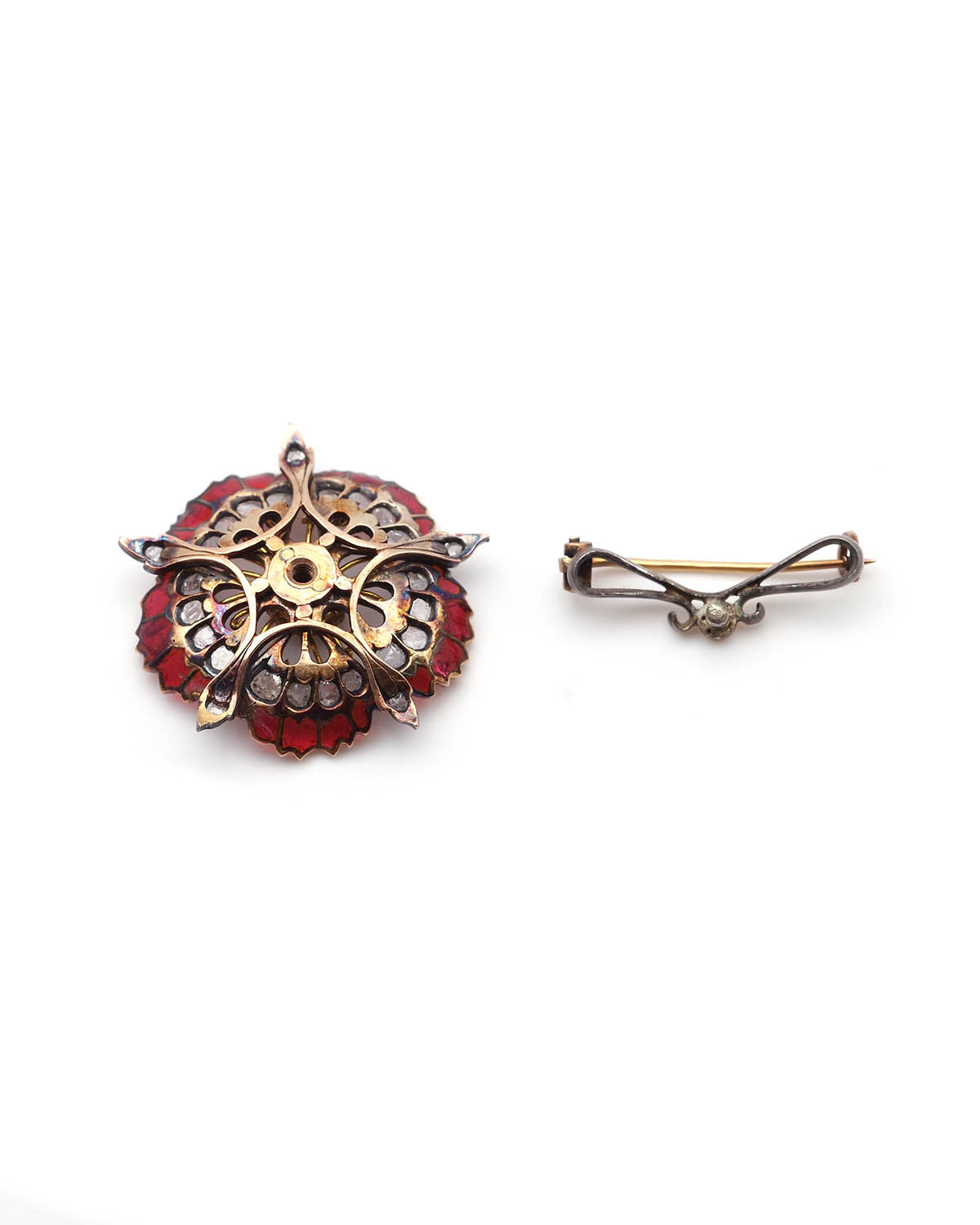 broche Épingle en or jaune, argent, émail et diamants.