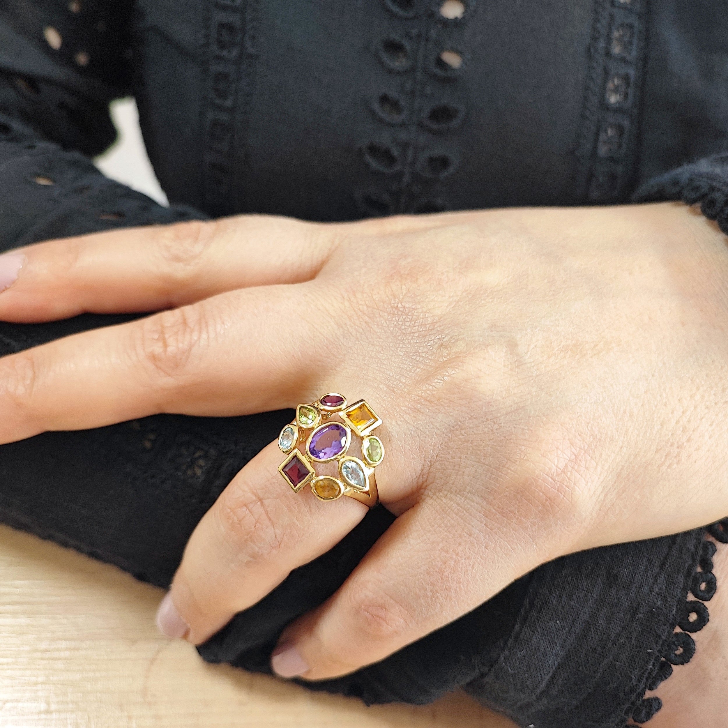 Bague Cocktail en or jaune, améthyste, péridots, aigues-marines, citrines et rhodolites