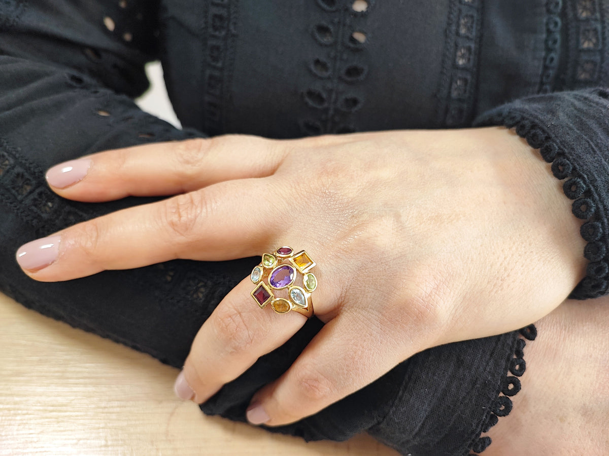 Bague Cocktail en or jaune, améthyste, péridots, aigues-marines, citrines et rhodolites