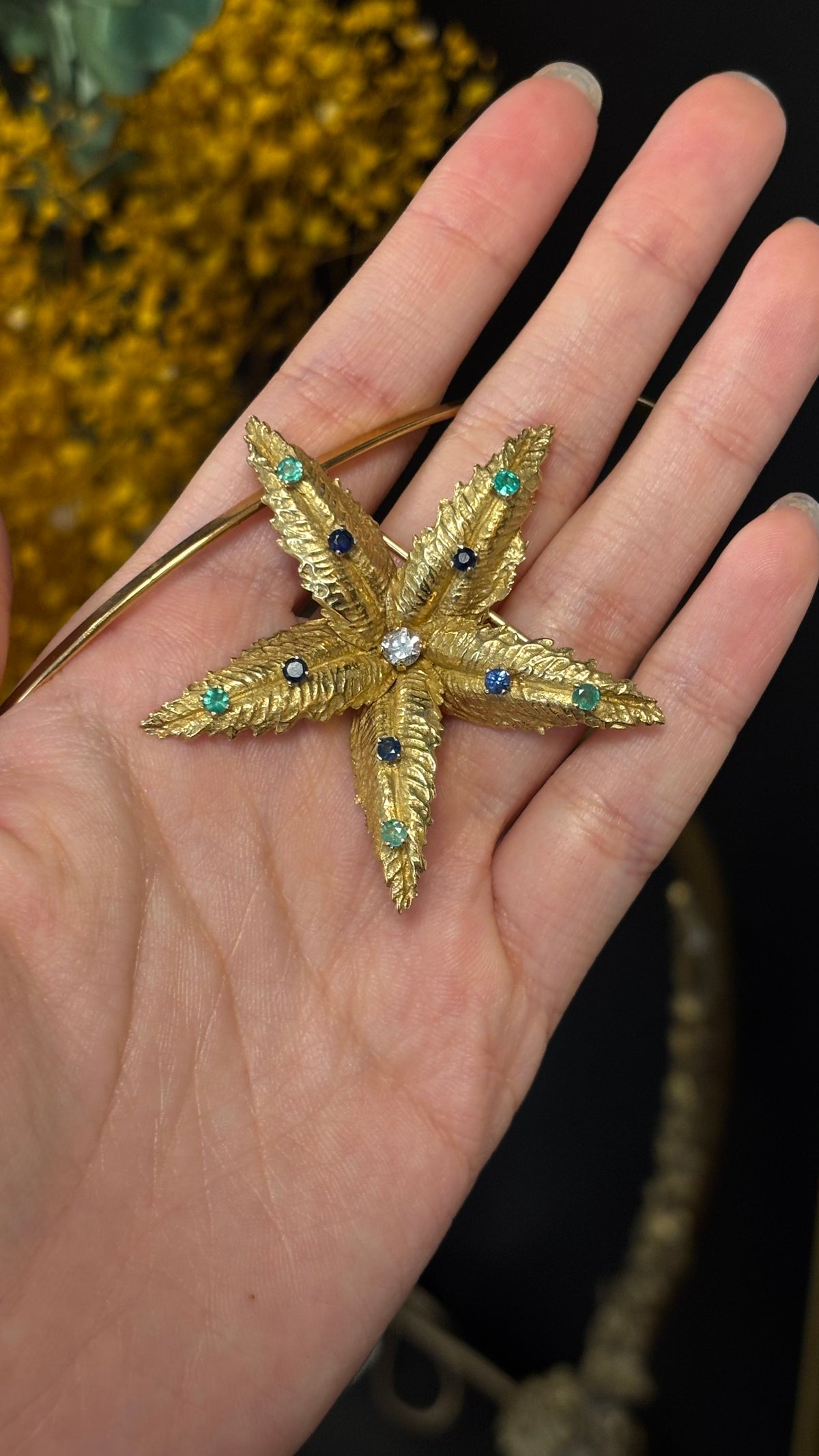 Broche BOUCHERON en or jaune, émeraudes, saphirs et diamant